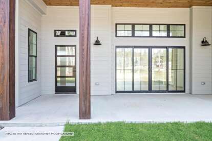 Modern Farmhouse House Plan #098-00302 Build Photo