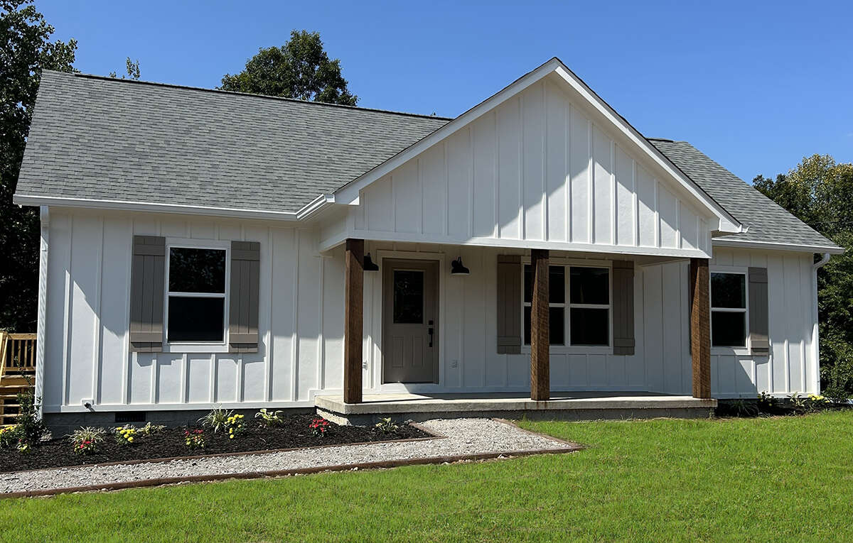 Modern Farmhouse Plan - 1,311 Square Feet, 3 Bedrooms, 2 Bathrooms | Floor  Plan #1776-00100 | America's Best House Plans, image size:1200x765