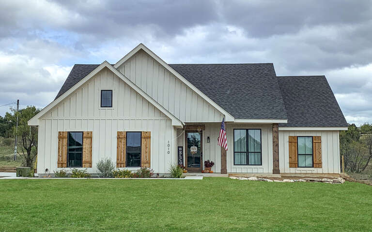 Modern Farmhouse House Plan #041-00203 Build Photo