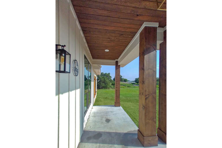 Modern Farmhouse House Plan #041-00203 Build Photo