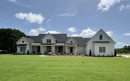Modern Farmhouse House Plan #4534-00022 Build Photo