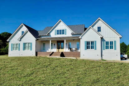 Modern Farmhouse House Plan #041-00222 Build Photo