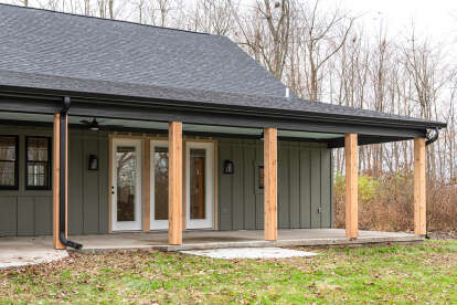 Modern Farmhouse House Plan #009-00294 Build Photo