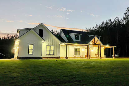 Modern Farmhouse House Plan #041-00230 Build Photo