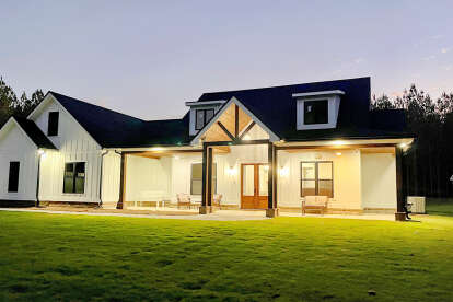 Modern Farmhouse House Plan #041-00230 Build Photo