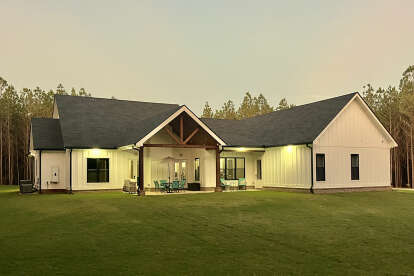 Modern Farmhouse House Plan #041-00230 Build Photo
