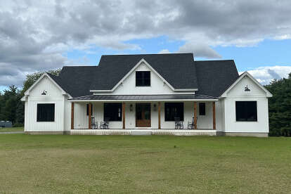 Modern Farmhouse House Plan #4534-00039 Build Photo