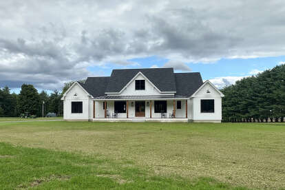 Modern Farmhouse House Plan #4534-00039 Build Photo
