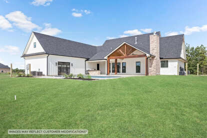 Modern Farmhouse House Plan #098-00326 Build Photo