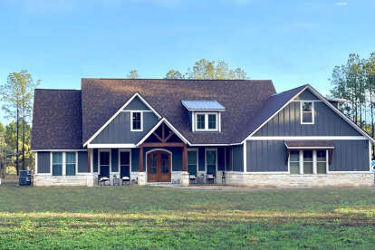 Modern Farmhouse House Plan #041-00243 Build Photo