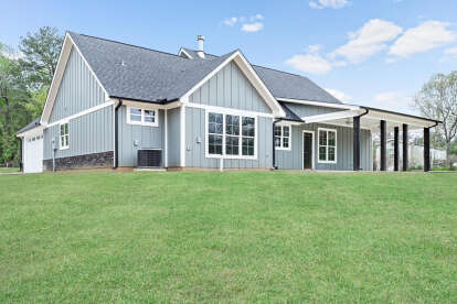 Modern Farmhouse House Plan #009-00312 Build Photo
