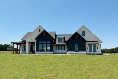 Modern Farmhouse House Plan #041-00274 Build Photo