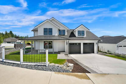 Modern Farmhouse House Plan #2464-00021 Build Photo
