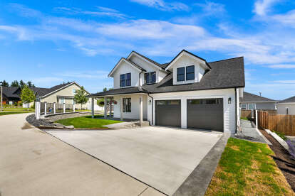 Modern Farmhouse House Plan #2464-00021 Build Photo