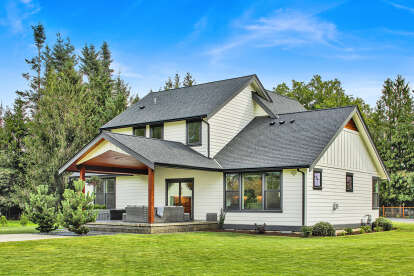 Modern Farmhouse House Plan #2464-00034 Build Photo