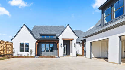 Modern Farmhouse House Plan #4534-00106 Build Photo