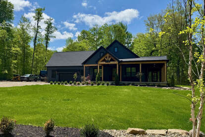 Modern Farmhouse House Plan #009-00382 Build Photo
