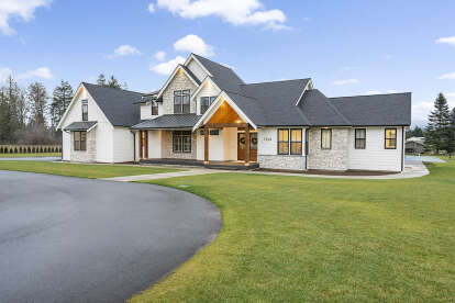 Modern Farmhouse House Plan #2464-00119 Build Photo