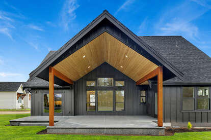 Modern Farmhouse House Plan #2464-00120 Build Photo