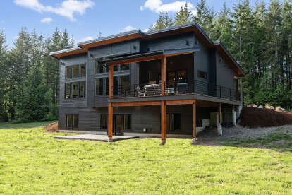 Contemporary House Plan #2464-00136 Build Photo