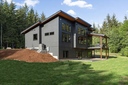 Contemporary House Plan #2464-00136 Build Photo