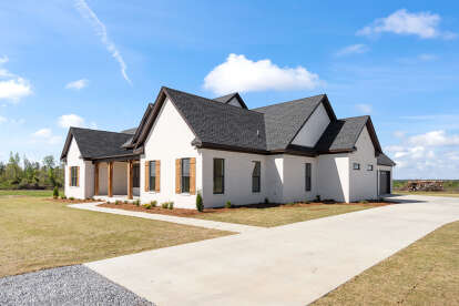 Modern Farmhouse House Plan #1070-00366 Build Photo