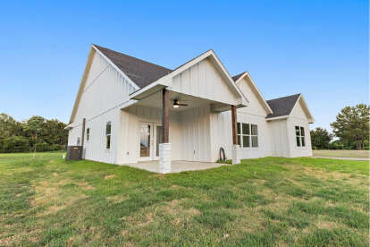 Modern Farmhouse House Plan #9185-00025 Build Photo