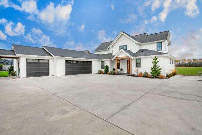 Modern Farmhouse House Plan #2464-00161 Build Photo