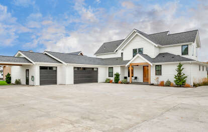 Modern Farmhouse House Plan #2464-00161 Build Photo