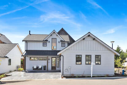 Modern Farmhouse House Plan #2464-00190 Build Photo