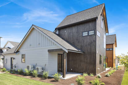 Modern Farmhouse House Plan #2464-00190 Build Photo