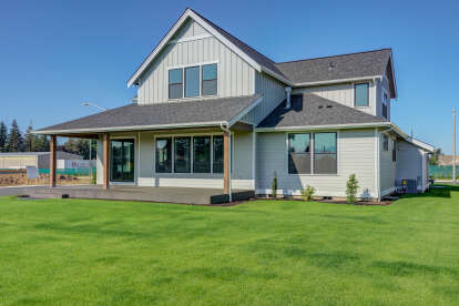 Modern Farmhouse House Plan #2464-00197 Build Photo