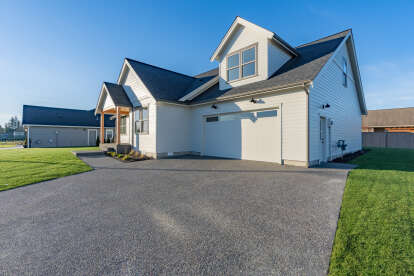 Modern Farmhouse House Plan #2464-00198 Build Photo