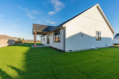Modern Farmhouse House Plan #2464-00198 Build Photo