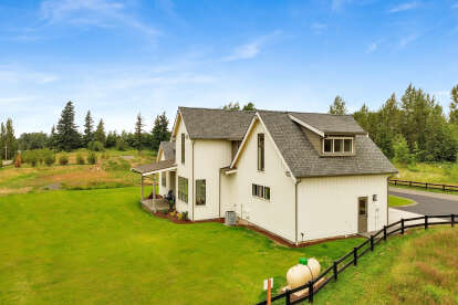Modern Farmhouse House Plan #2464-00202 Build Photo
