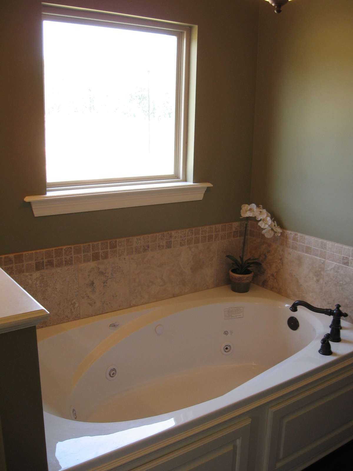 Small Plan: 1,600 Square Feet, 3 Bedrooms, 2 Bathrooms - 041-00028
